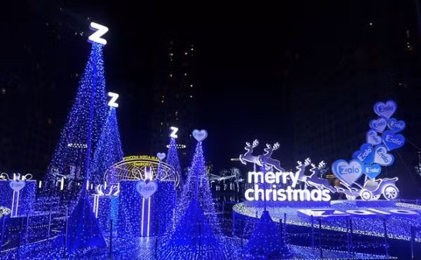 Cũng giống như Royal City, Times City cũng là điểm đến được nhiều bạn trẻ lựa chọn để có cho mình những bức ảnh đẹp của mùa Giáng Sinh. Khu quảng trường tràn ngập sắc màu với các bóng đèn led, tạo hình hộp quà và cây thông Noel. Dòng chữ “Merry Christmas’ khiến lòng người xốn xang, chờ đón đêm Giáng sinh an lành bên bạn bè và gia đình. Ảnh: VTC.