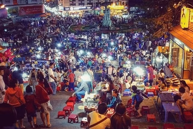 Một góc chợ đêm Đà Lạt trong những ngày cận Tết dương lịch.