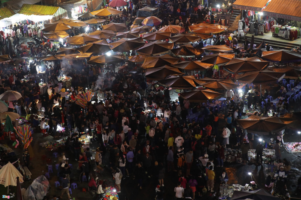 Khu vực chợ đêm Đà Lạt đông người dịp nghỉ Tết dương 2019.