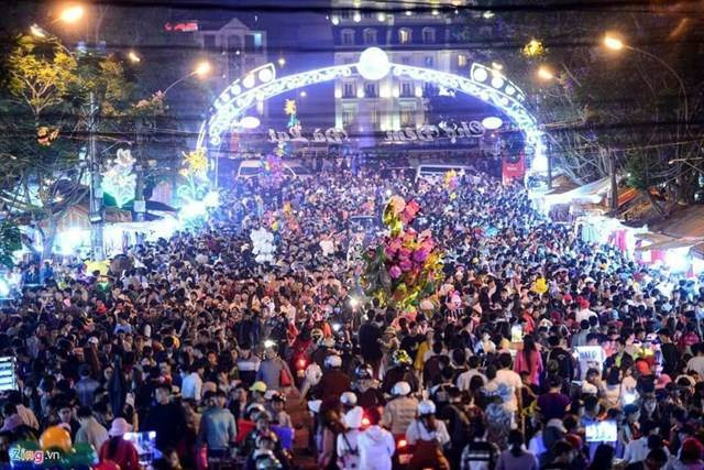 Theo chia sẻ của một số dân mạng, do nhiều người đổ về Đà Lạt để du lịch nên nhiều khách sạn ở khu vực trung tâm như đường Nam Kỳ Khởi Nghĩa, Bùi Thị Xuân, Phan Bội Châu, Hà Huy Tập, Nguyễn Chí Thanh... đều thông báo đã kín phòng dịp Tết Dương lịch.