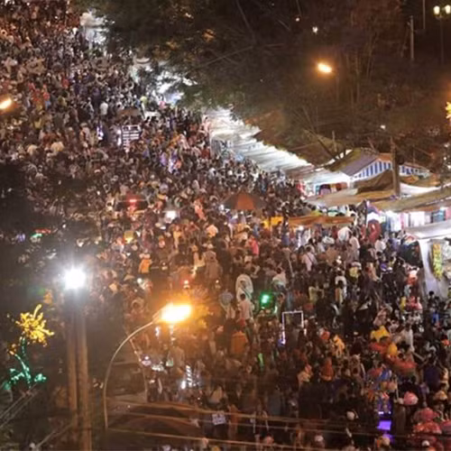  Đà Lạt là địa chỉ du lịch quen thuộc của nhiều bạn trẻ Việt mỗi dịp lễ, Tết. Chính việc lượng khách tăng đã biến thành phố này trở nên đông đúc đột biến vào dịp lễ Tết.