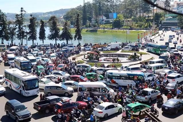 Được biết bình thường giá phòng đơn của khách sạn này vào khoảng 250.000-300.000 đồng/phòng/đêm nhưng vào dịp Tết Dương lịch 2019 giá tăng lên 700.000 đồng/phòng/đêm tại Đà Lạt.