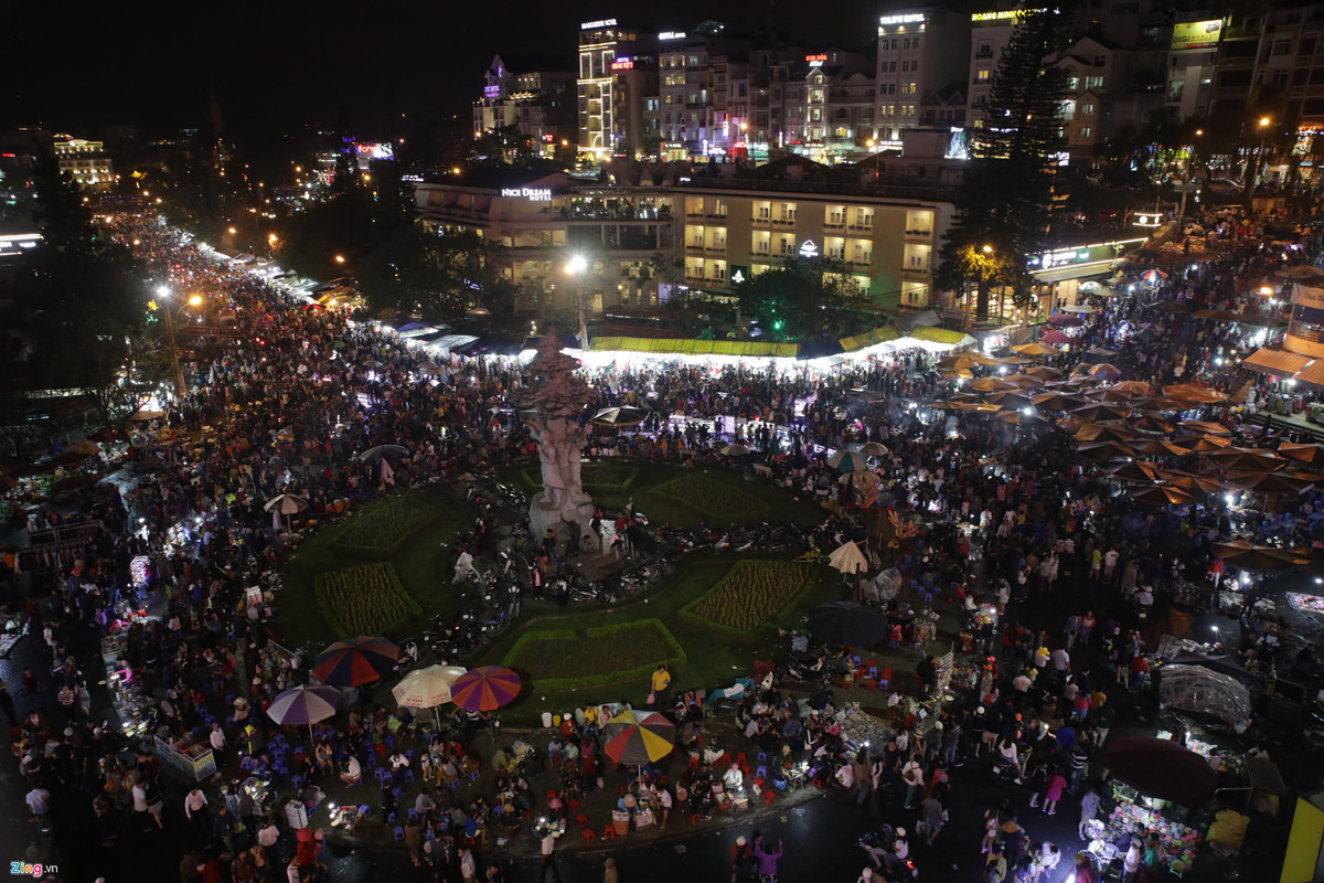 Những con đường trung tâm Đà Lạt ách tắc vì dòng người những ngày cuối.
