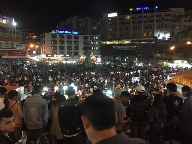 Trong những bức ảnh được đăng tải, những địa điểm du lịch Đà Lạt như chợ đêm, khu vực Hồ Xuân Hương chẳng khác gì biển người khi lượng khách du lịch tăng đột biến dịp nghỉ Tết dương lịch.