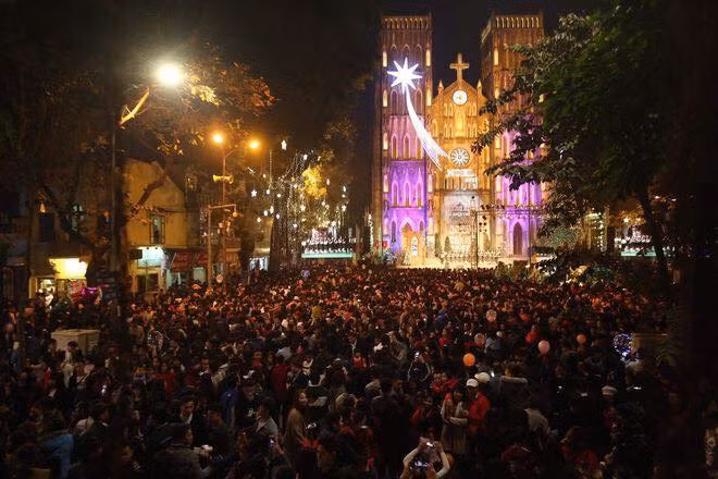 Cũng theo nhiều dân mạng, Giáng sinh trùng với cuối tuần nên lượng người đổ về khu trung tâm tăng đột biến khiến cơ sở hạ tầng phục vụ người dân quá tải khiến nhiều người tỏ ra bức xúc.