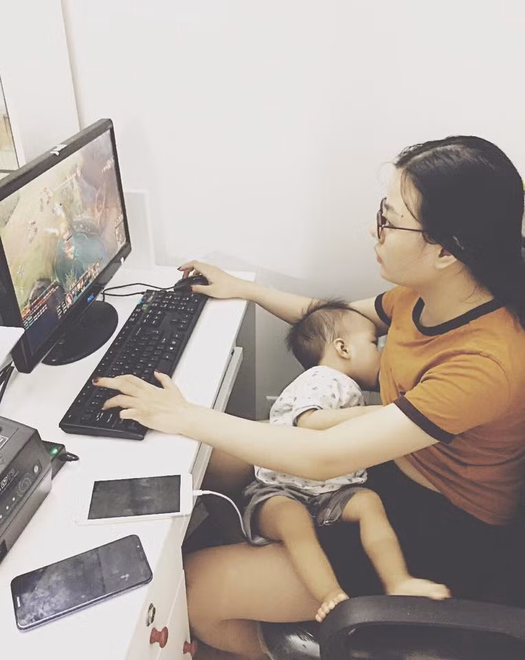 Trong khi các bà mẹ đang kêu trời vì bận với những đứa con thì các ông chồng đã chia sẻ bức ảnh sự thật khiến nhiều dân mạng chỉ biết ôm bụng cười.