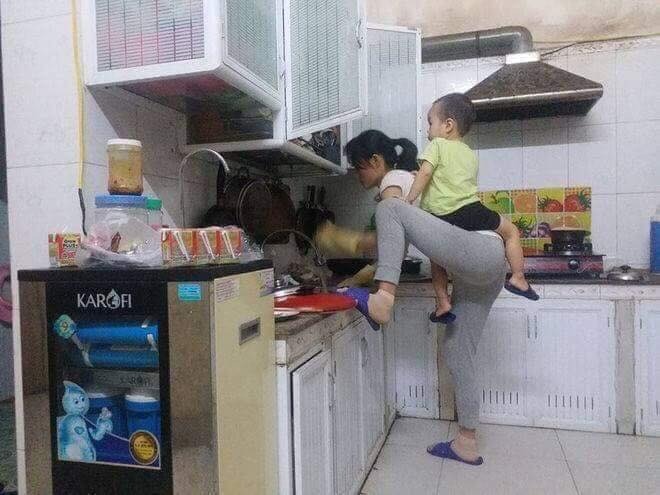 Việc những đứa con bám mẹ thì là điều khá dễ hiểu vì tình mẫu tử khi còn nằm trong bào thai đã có sẵn. Tuy nhiên, khi các bà mẹ bỉm sữa làm việc nhà thì những đứa con thơ cũng không buông tha và phải theo bằng được.