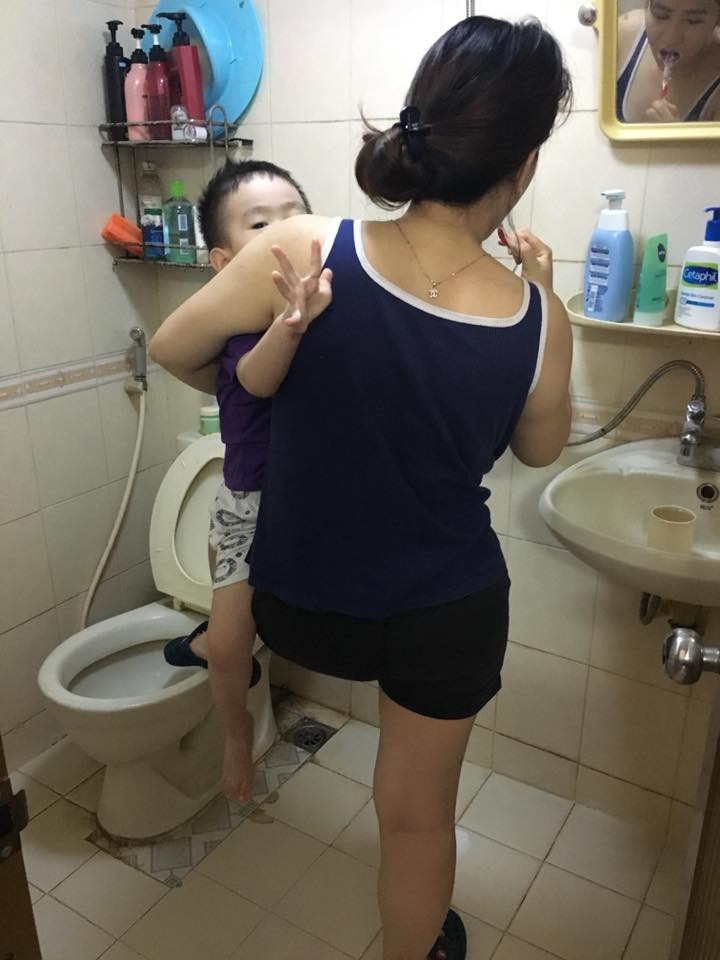 Chứng kiến những bức ảnh này, các mẹ bỉm sữa chia sẻ với nhau rằng: "Nghĩ con cái bám thì cũng vui nhưng thực sự nhiều lúc cũng mệt mỏi lắm. Nhất là khi làm vệ sinh cá nhân mà bọn chúng cũng đèo đẽo đi theo rồi bắt bế".