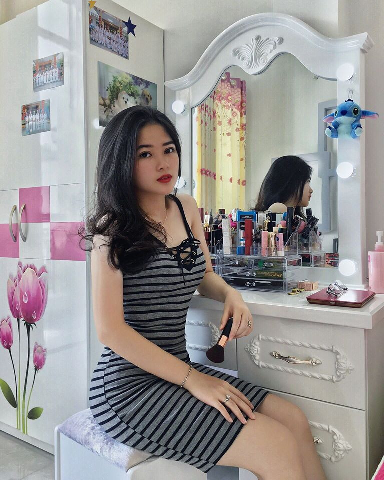 Nói về bí quyết thay đổi ngoại hình, Hân cho hay: "Mình giảm cân bằng cách tập gym và cắt bớt khẩu phần ăn. Sáng mình ăn như bình thường, trưa và chiều thì chỉ ăn rau với thức ăn, thay cơm bằng khoai lang luộc. Sau 19h mình sẽ không ăn gì cả. Về tập gym thì một ngày mình tập 2 buổi, mỗi buổi 2 tiếng. Cứ như vậy trong suốt 3 tháng mình đã giảm được 10kg".