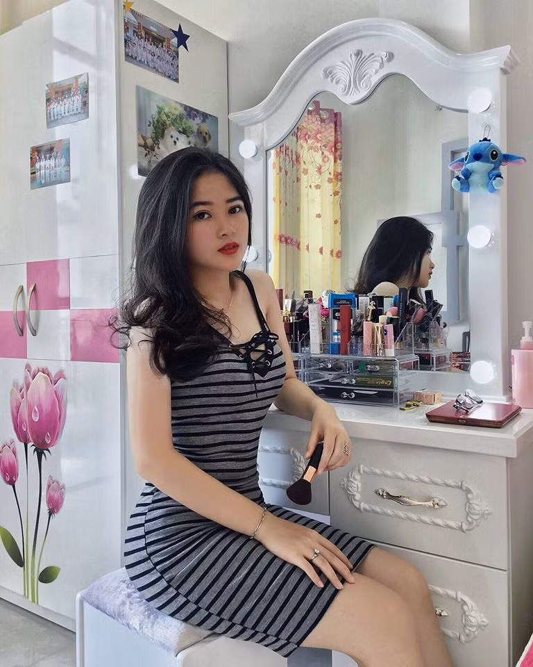 Nói về bí quyết thay đổi ngoại hình, Hân cho hay: "Mình giảm cân bằng cách tập gym và cắt bớt khẩu phần ăn. Sáng mình ăn như bình thường, trưa và chiều thì chỉ ăn rau với thức ăn, thay cơm bằng khoai lang luộc. Sau 19h mình sẽ không ăn gì cả. Về tập gym thì một ngày mình tập 2 buổi, mỗi buổi 2 tiếng. Cứ như vậy trong suốt 3 tháng mình đã giảm được 10kg".