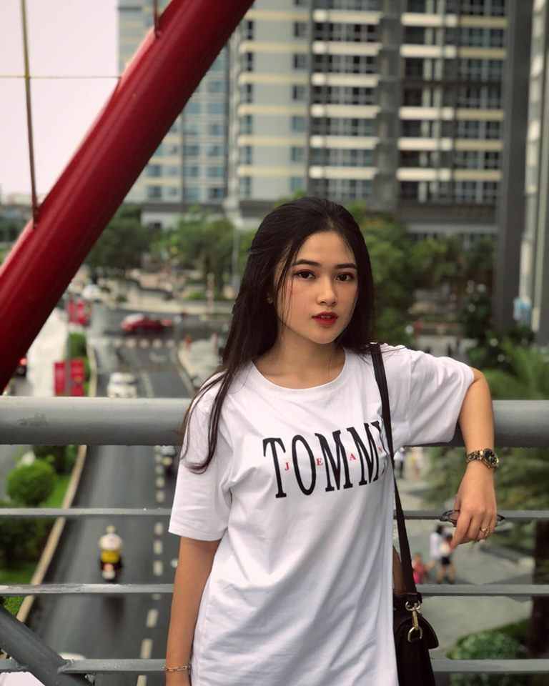 Bảo Hân không còn phải chịu cảnh các anh, chị khóa trên chỉ trỏ, chêu trọc về ngoại hình mỗi khi ngồi dưới ghế đá sân trường. Nỗi lo sợ mặc áo dài trong Hân cũng tan biến.