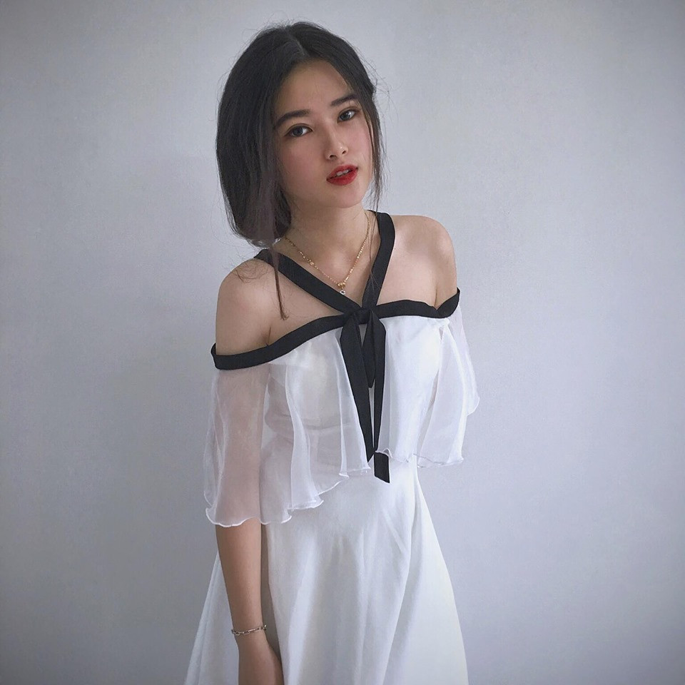 Cũng chính vì là nạn nhân của "body shaming", Ngọc Hân thường xuyên bị bạn bè chê bai, miệt thị vì béo. Buồn bã, chán nản vì điều này nên nữ sinh Bình Định này quyết tâm giảm cân và trở thành hotgirl.