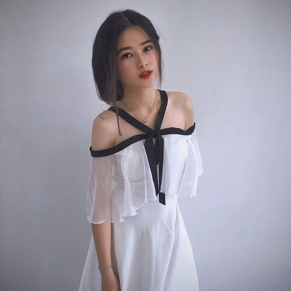 Cũng chính vì là nạn nhân của "body shaming", Ngọc Hân thường xuyên bị bạn bè chê bai, miệt thị vì béo. Buồn bã, chán nản vì điều này nên nữ sinh Bình Định này quyết tâm giảm cân và trở thành hotgirl.