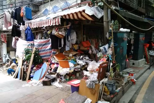 Với cô Ngũ, dường như chỉ có việc nhặt rác mới có thể giúp cô quên đi nỗi đau mất chồng.