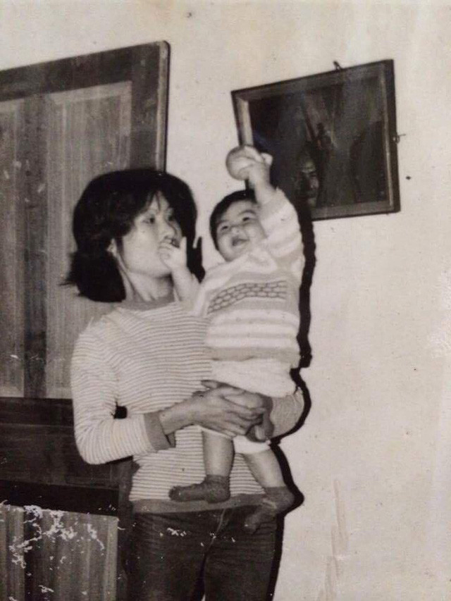 Khi cô còn bé xíu, được mẹ bế trên tay