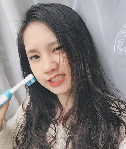 Ngắm Thúy Hằng không ít người đã phải gật gù công nhận rằng, V.line với chiếc cằm thon gọn giờ đã đi vào quá khứ mà đỉnh cao giờ là "mặt tròn", da trắng và sự dễ thương.