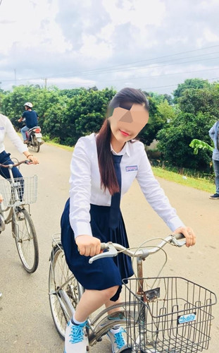 Trái chiều với những ý kiến tiếc nuối thì còn đó rất nhiều dân mạng lại có những góc nhìn khá tích cực và cho rằng việc này chẳng có gì lạ và theo dạng thuận mua, vừa bán. Nhưng hình thức này thì luật pháp nhà nước chưa công nhận, thậm chí còn đang nghiêm cấm.