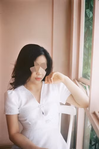 Trên trang cá nhân của mình, nickname Đỗ Tuấn Minh chia sẻ: "Nếu đúng như những gì báo chí đăng tải và mạng xh đồn thổi, tôi thấy cũng bình thường, chẳng đáng bàn cãi, cần có cái nhìn khách quan hơn với các em, Xét cho cùng thuận mua vừa bán, đời người ai chẳng bán, không bán cái nọ thì bán cái kia, không bán sức lao động thì bán trí tuệ, bán con chữ để kiếm ăn..."