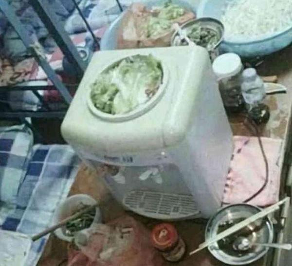 Nhiều bạn còn nghĩ ra cách nấu lẩu qua cây đun nước.