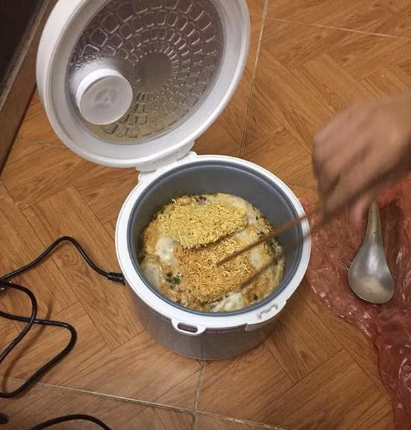 Nấu mì tôm bằng nồi cơm điện, món đặc sản truyền kì qua các thế hệ sinh viên.