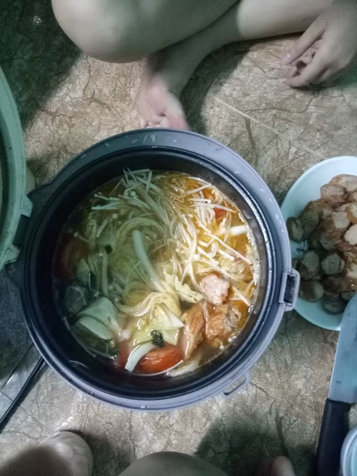 Ăn lẩu ư! cần gì cầu kì bằng bếp từ hay bếp ga, một chiếc nồi cơm điện là đủ.