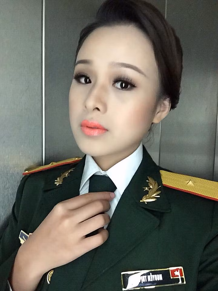 Thời gian vừa qua, cư dân mạng đang xì xầm với nhau về vẻ đẹp hút hồn của cô nữ MC truyền hình Quốc phòng và những bức ảnh của cô gái này liên tục được các thành viên cộng đồng mạng truyền tay nhau.