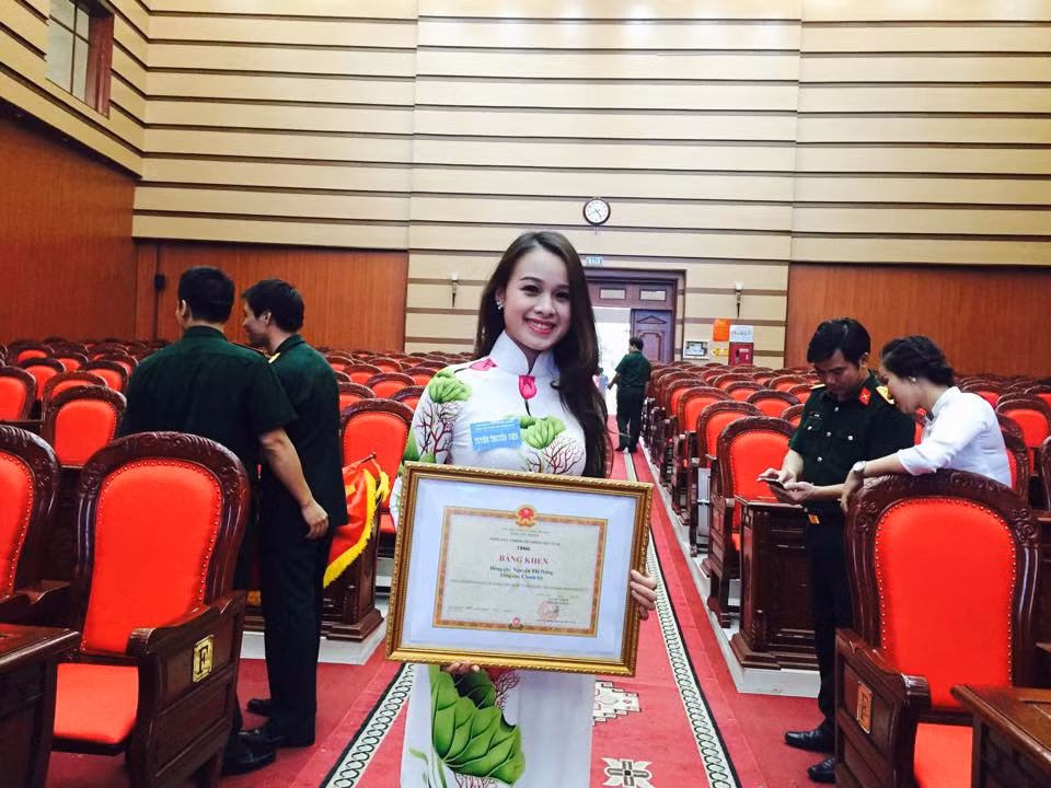 Nói về nghề MC của mình, cô MC sinh năm 1993 này chia sẻ mỗi lần nhìn thấy các nữ MC mặc quân phục dẫn chương trình, cô luôn ao ước mình được như vậy.