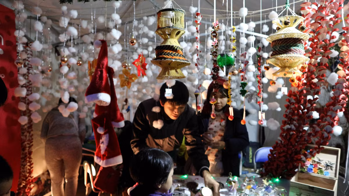 Nằm trong chuỗi sự kiện chợ Giáng Sinh phong cách Đức tại Hà Nội lần này còn có chương trình hòa nhạc Giáng Sinh đặc sắc với sự tham gia của Dàn nhạc Giao hưởng Việt Nam, Dàn hợp xướng trẻ Công giáo, Dàn hợp xướng của Nhà hát Vũ kịch Việt Nam cùng bốn nghệ sỹ Việt Nam và Đức sẽ diễn ra vào lúc 20h ngày 21/12 tại khuôn viên nhà thờ Cửa Bắc.