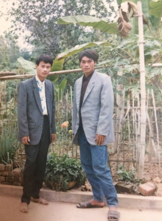 Phần trên khá được với áo vest bên trong là sơ mi và quần có thể bằng vải hoặc jean nhưng phần dưới, các bậc phụ huynh luôn diện dép nhựa. Trông tổng thể chưa có phần ăn nhập với nhau.