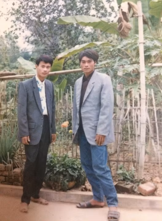 Phần trên khá được với áo vest bên trong là sơ mi và quần có thể bằng vải hoặc jean nhưng phần dưới, các bậc phụ huynh luôn diện dép nhựa. Trông tổng thể chưa có phần ăn nhập với nhau.