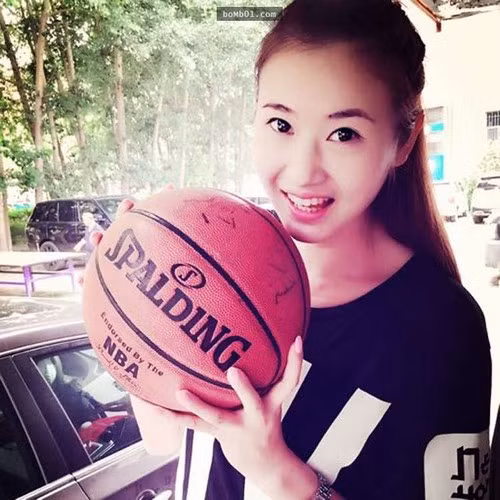 Cũng bởi chiều cao khủng này nên Thiên Vân đi đâu cũng trở thành chủ đề bàn tán của những người xung quanh, nhiều người tới xin chụp ảnh, chữ ký của cô như một người nổi tiếng.