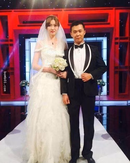 Có thể thấy dù chồng của Thiên Vân cũng thuộc loại khá cao với 1m84 nhưng khi đứng cạnh cô gái chân dài này, anh vẫn khá nhỏ bé.