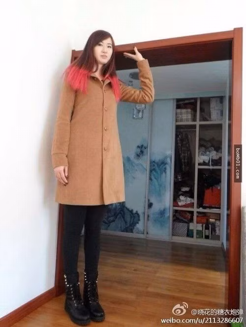 Lương Thiên Vân là cô gái xinh năm 1991 tại một cùng nông thôn thuộc tỉnh Hà Bắc. Theo tờ điện tử Sina cô nàng xinh đẹp người Trung Quốc này có chiếc cao chính xác là 1m97 cùng cân nặng 80kg. Từ những năm học trung học, Thiên Vân đã có chiều cao vượt trội so với những bạn bè cùng trang lứa.