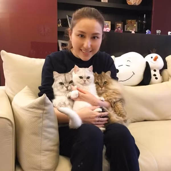 Khác với cô em gái có lối sống quảng giao, nhiều mối quan hệ bạn bè và thích tiệc tùng, Florinda lại khá kín tiếng, ít chia sẻ trên mạng xã hội.