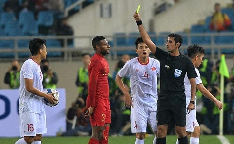 Trong tai quen mat cam coi tran doi tuyen Viet Nam va Thai Lan