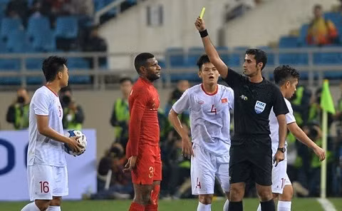 Trong tai quen mat cam coi tran doi tuyen Viet Nam va Thai Lan