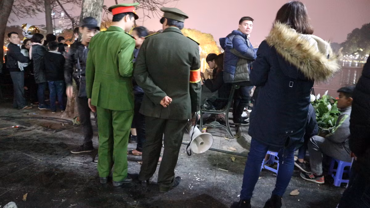 Phố đi bộ Hồ Gươm là một trong những điểm đón giao thừa được nhiều người dân Thủ đô lựa chọn để tận hưởng những màn pháo hoa đẹp mắt. Tuy nhiên, theo ghi nhận của PV Kiến Thức, tận dụng cơ hội này, rất nhiều những chủ quán giải khát đã tranh thủ bán hàng và đã có rất nhiều chuyện dở khóc, dở cười diễn ra tại đây.