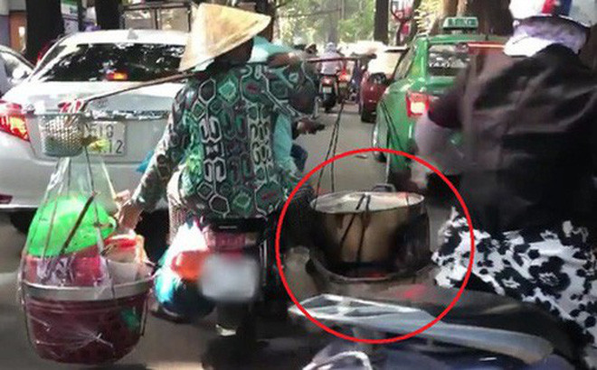 Mới đây trên mạng xã hội, clip ghi lại hình ảnh một người đàn ông đi xe máy đã đèo cô bán hàng rong phía sau chạy trên nhiều tuyến đường tấp nập xe cộ vào giờ cao điểm khiến dân mạng hãi hùng.