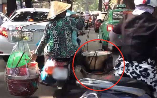 Mới đây trên mạng xã hội, clip ghi lại hình ảnh một người đàn ông đi xe máy đã đèo cô bán hàng rong phía sau chạy trên nhiều tuyến đường tấp nập xe cộ vào giờ cao điểm khiến dân mạng hãi hùng.