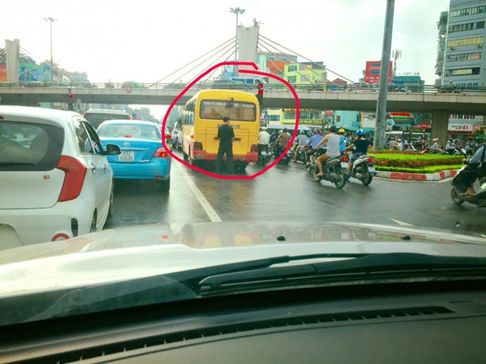 Cụ thể, Đoàn xe hơn chục chiếc nối dài di chuyển tốc độ 8-10 km/h ở đường trên cao Phạm Hùng (Hà Nội), nơi cho phép các xe chạy tốc độ tối đa 80 km/h chỉ để chờ tài xế tè bậy.