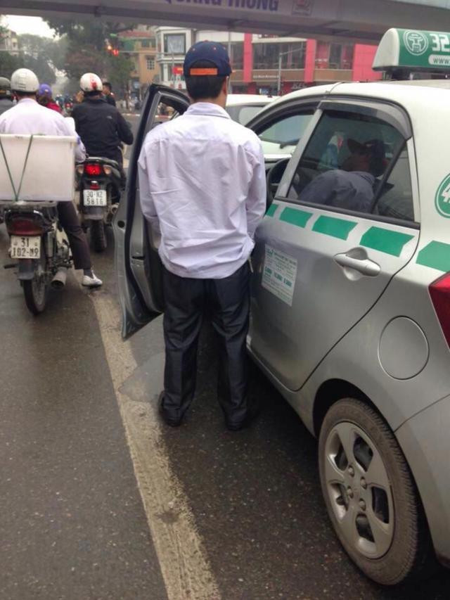 Trước đó, không ít trường hợp các tài xế tiện thể lúc đang chờ đèn đỏ hay tắc đường để tè bậy đã được người đi đường ghi lại.