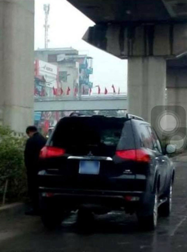 Những bức ảnh tài xế tè bậy trên đường sau khi đăng tải lên mạng xã hội đã nhận được hàng ngàn bình luận, chia sẻ trên trang cá nhân và lan truyền một cách chóng mặt.