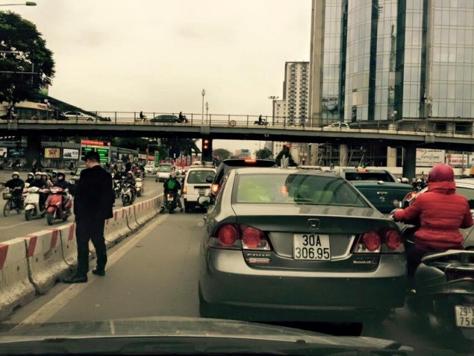 Còn nickname M.T cho hay: "Ở nước ngoài họ cũng thường xuyên tắc đường nhưng ít người hành xử như vậy. Cái này là tùy ý thức thôi. Nhịn không được thì lấy chai hoặc túi nylon trong xe chứ không thể đứng ra đường mà giải quyết. Hình ảnh phản cảm quá".