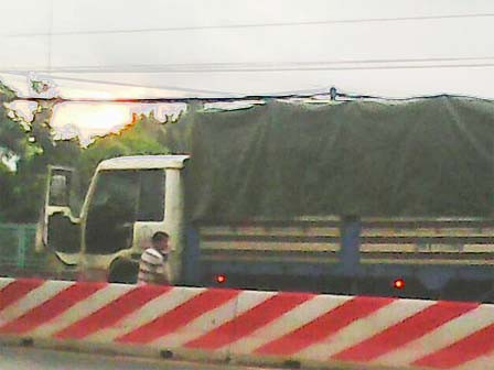 Theo Nghị định 46/2016, nếu dừng đỗ xe không đúng quy định trên cao tốc sẽ bị phạt tiền 5-6 triệu đồng và bị tước quyền sử dụng Giấy phép lái xe từ 1-3 tháng.