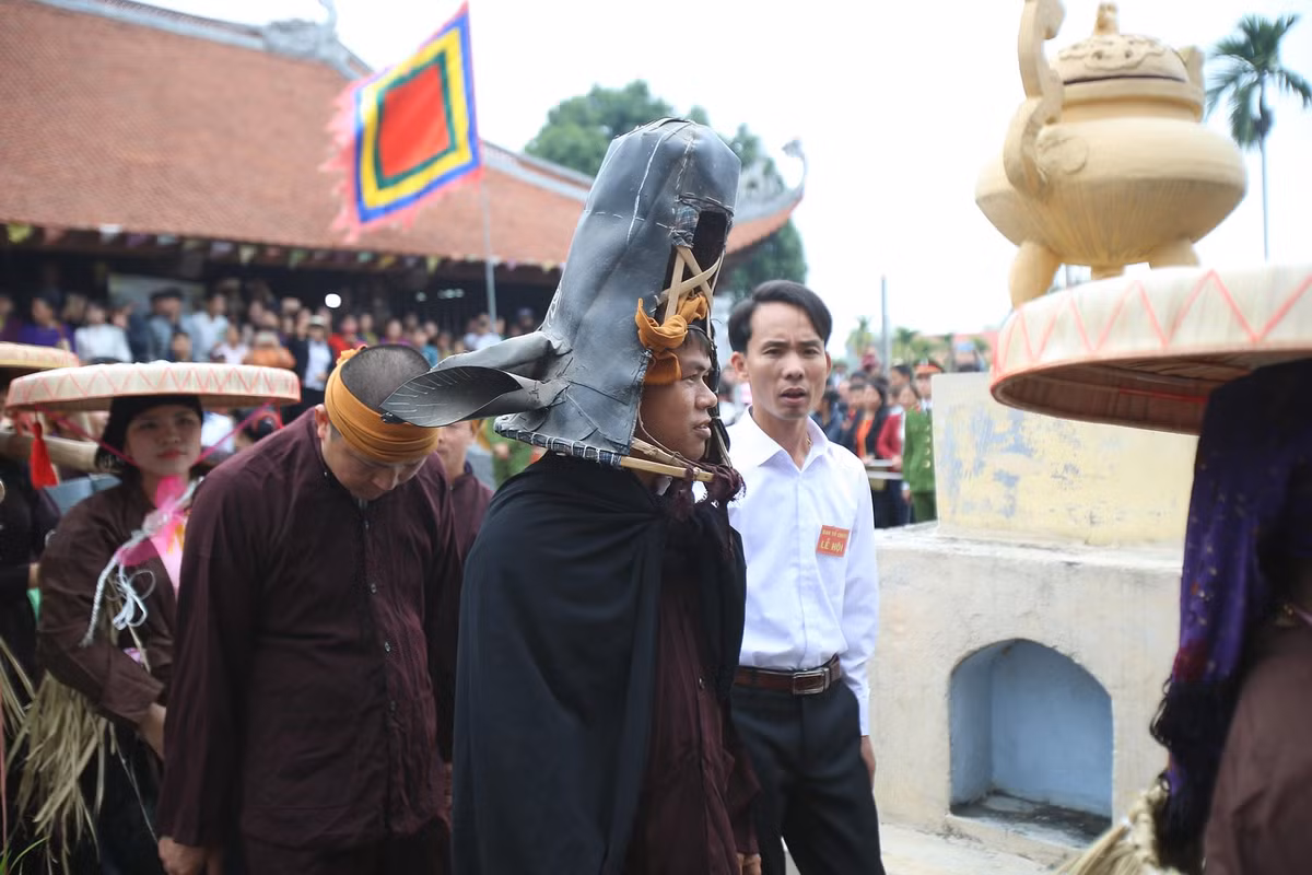 Sau đó, "Bụt" được trùm chiếu lên người. Đây là một nghi thức có ý nghĩa quan trọng bởi theo tâm linh ai giành được manh chiếu sẽ mang lại may mắn cả năm. Còn các gia đình nào chưa có con cái sẽ sinh được quý tử.