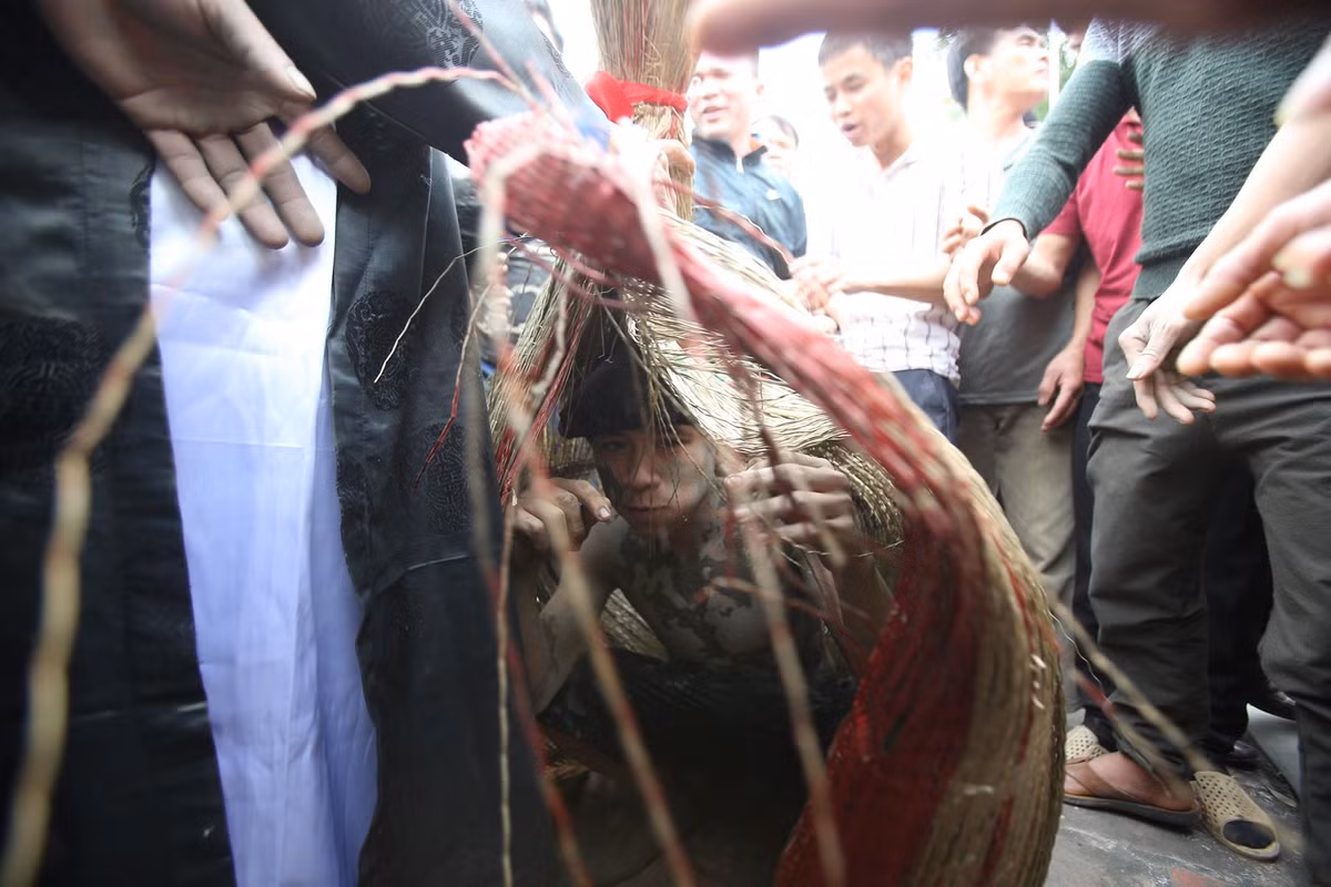 Vào những năm trước, hội Đúc Bụt xảy ra tình trạng chen lấn, xô đẩy chảy máu. May mắn hôm nay lễ hội này không có tình huống nào đáng tiếc xảy ra.