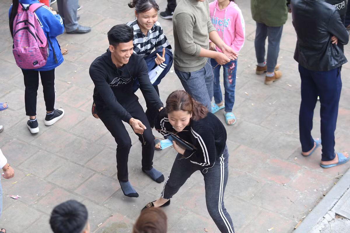 Nhiều người sau khi giành được chiếu vui vẻ chia sẻ lại cho những người khác.