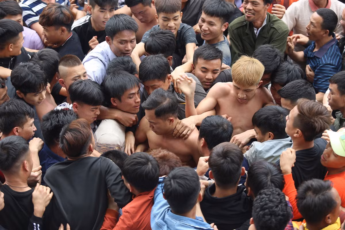 Sau khi làm lễ ở đình, 3 thanh niên được hộ tống ra khu vực giếng nước để gội rửa sạch. Tiếp tục di chuyển sang một bể bùn (cách đó 200 m) được xây theo thiết kế tiêu chuẩn riêng biệt. Lượng bùn cũng được thanh lọc từ các thửa ruộng bên cạnh sao cho sạch sẽ nhất để đắp.