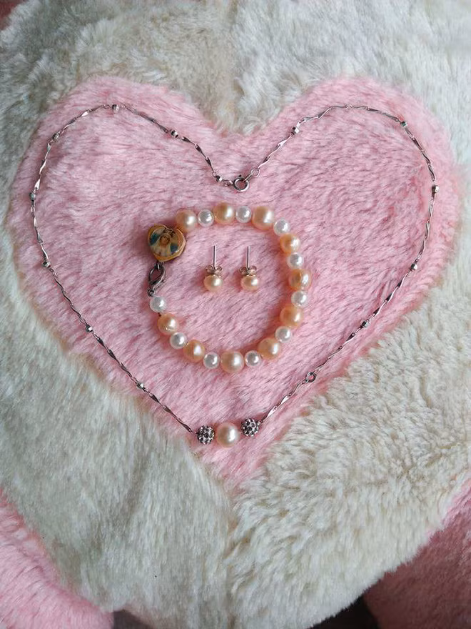 Bạn Xuân Thúy khoe được chồng tặng cho bộ trang sức ngọc trai đẹp mắt và rất hạnh phúc khi chồng dù ở xa nhưng vẫn kịp gửi quà về.