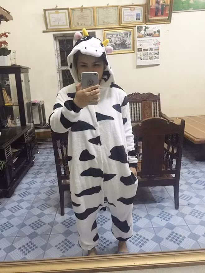 Bà mẹ trẻ tên Giang đã lên mạng chia sẻ về món quà được chồng tặng nhân ngày 20/10, đó là một bộ đồ in họa tiết giống hệt con bò sữa, đúng với nickname dễ thương mà anh chồng hay gọi vợ khi ở nhà.